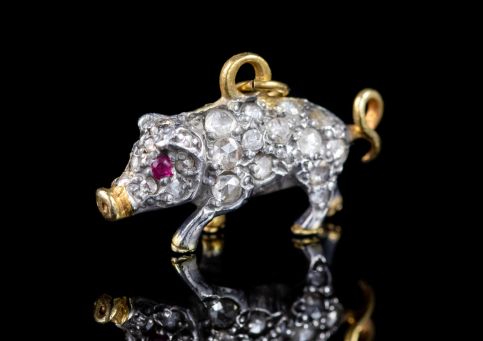 ROSE CUT DIAMOND PIG PENDANT RUBY EYES 1.50CT OF DIAMOND front side